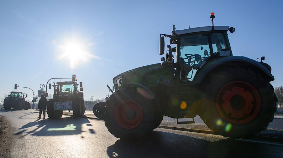 Traktoren blockieren eine Autobahnauffahrt der A2 in Richtung Berlin. / Foto: Klaus-Dietmar Gabbert/dpa