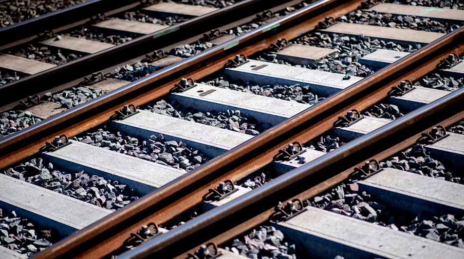 Tracks are laid in the ballast bed at a railroad station / Photo: Hauke-Christian Dittrich/dpa/Symbolic image