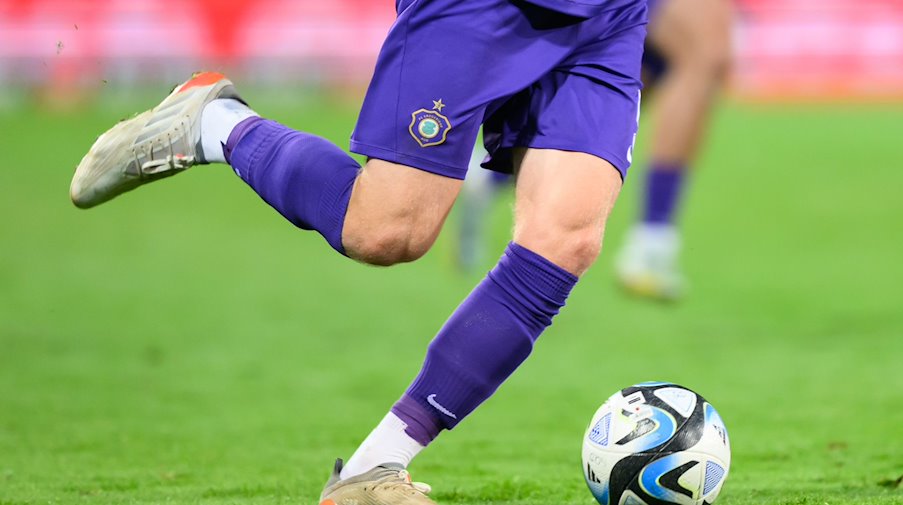 A player in action at the Rudolf Harbig Stadium / Photo: Robert Michael/dpa