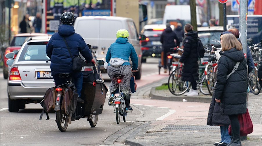 Autos, Radfahrer und Fußgänger sind unterwegs. / Foto: Henning Kaiser/dpa