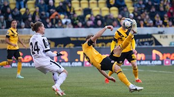 Dynamo's Lars Bünning (r) against Sandhausen's Patrick Greil. / Photo: Robert Michael/dpa