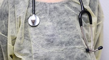 Eine Ärztin mit einem Virenschutz-Kittel und einem Stethoskop. / Foto: Robert Michael/dpa-Zentralbild/dpa/Symbolbild