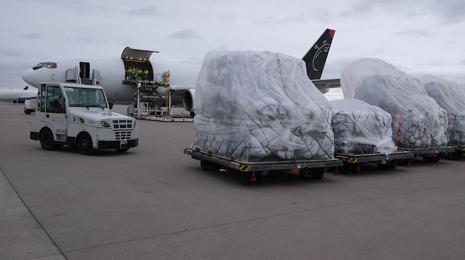 Гуманітарні вантажі на пероні аеропорту Лейпциг-Галле / Фото: Sebastian Willnow/dpa