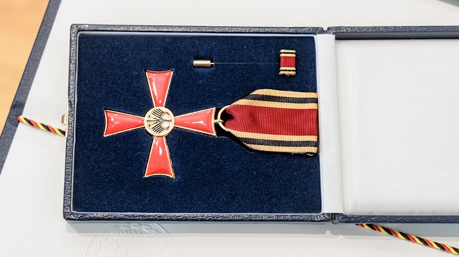 Ein Verdienstkreuz am Bande des Verdienstordens der Bundesrepublik Deutschland (Bundesverdienstkreuz) liegt vor der Verleihung bereit. / Foto: Markus Scholz/dpa
