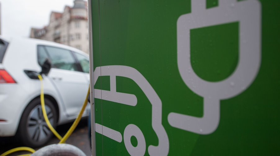 Electromobility is only slowly gaining momentum in Saxony. / Photo: Hendrik Schmidt/dpa/Symbolic image