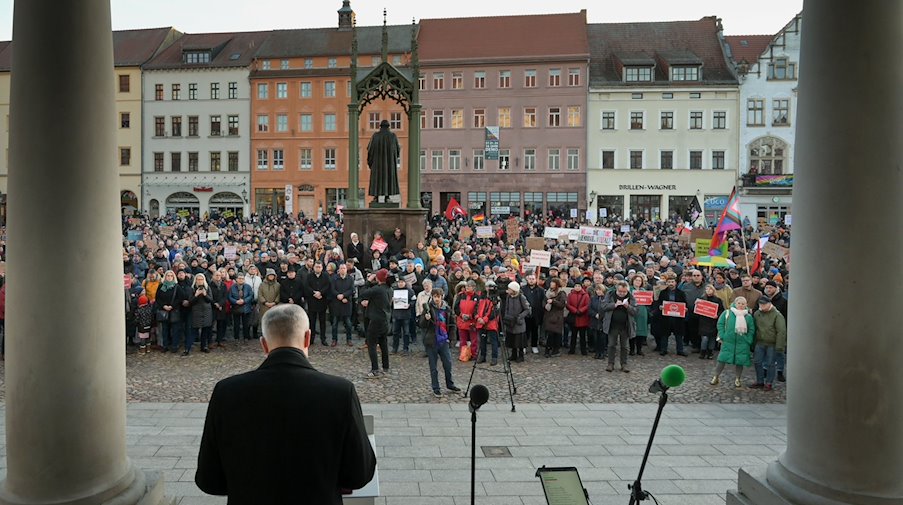 Participants of a rally against right-wing extremism, which took place on Saturday, stand on the market square in Wittenberg / Photo: Heiko Rebsch/dpa