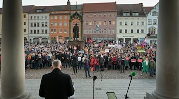 Participantes en una concentración contra el extremismo de derechas, celebrada el sábado, en la plaza del mercado de Wittenberg / Foto: Heiko Rebsch/dpa