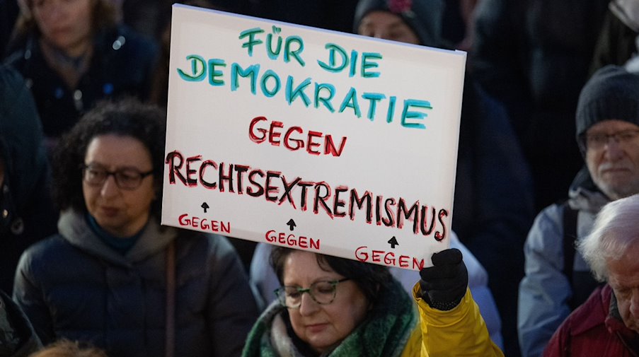 Mehrere Menschen nehmen an einer Demonstration gegen Rechtsextremismus und die AfD teil. / Foto: Boris Roessler/dpa