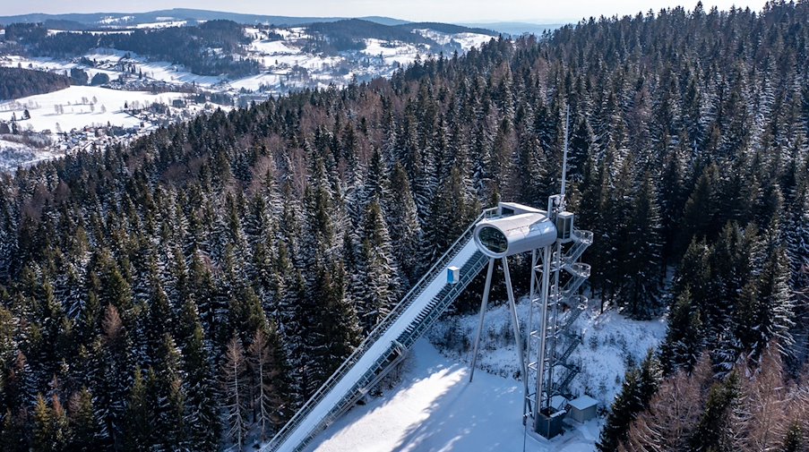 Blick auf die Skisprungschanze der Vogtlandarena. / Foto: Jan Woitas/dpa