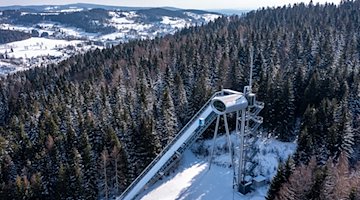 Blick auf die Skisprungschanze der Vogtlandarena. / Foto: Jan Woitas/dpa