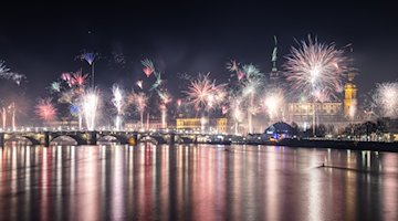 Fireworks explode on New Year's Eve over the historic old town on the Elbe / Photo: Robert Michael/dpa