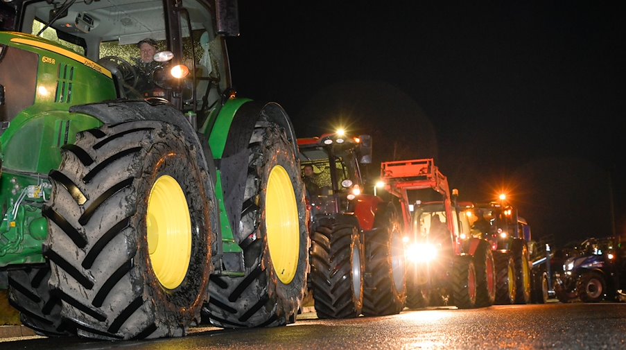 Farmers' tractors on the way to a highway ramp. / Photo: Heiko Rebsch/dpa