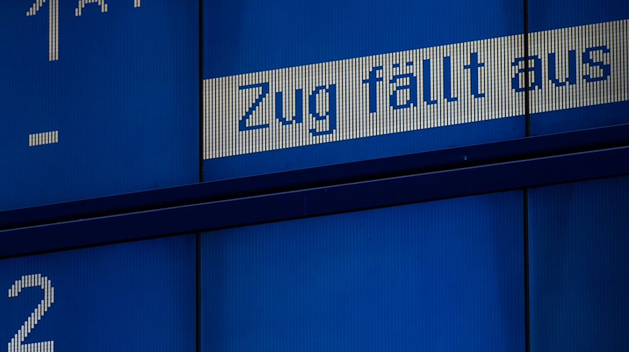 "Train canceled" is written on a display at a train station / Photo: Hannes P. Albert/dpa/Symbolic image