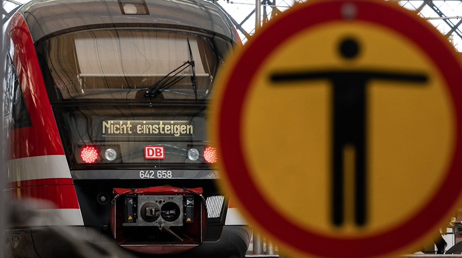 "Не сідати" написано на поїзді Deutsche Bahn на головному вокзалі / Фото: Robert Michael/dpa