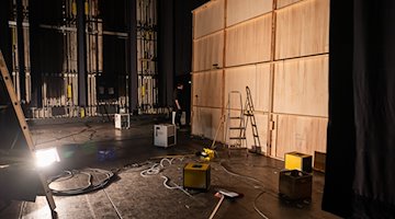 Wassertrockner stehen nach ersten Aufräumarbeiten auf der Bühne des Gerhart-Hauptmann-Theater. / Foto: Paul Glaser/dpa