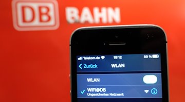 يتم عرض شبكة الواي فاي لاتحاد السكك الحديدية الألمانية على هاتف ذكي في إحدى محطات قطارات الضواحي. / صورة: سيباستيان فيلنو / dpa-Zentralbild / dpa