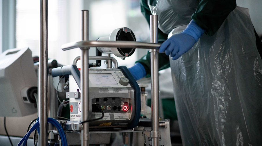 A nurse stands in an intensive care unit and operates a heart-lung machine / Photo: Fabian Strauch/dpa/Symbolic image