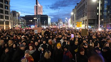 Participants in a rally gather on Johannisplatz / Photo: Sebastian Willnow/dpa