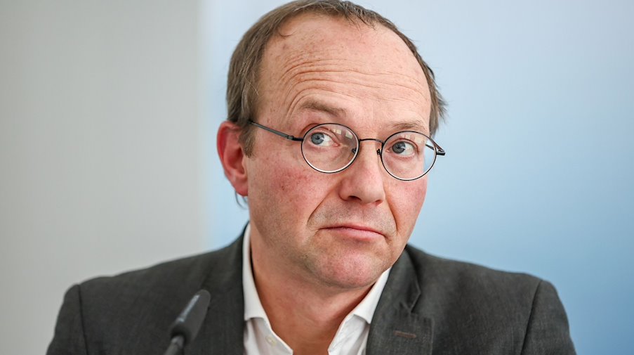 Wolfram Günther (Bündnis 90/Die Grünen), Umweltminister von Sachsen, sitzt nach der Auswärtigen Kabinettssitzung der sächsischen Staatsregierung in einer Pressekonferenz. / Foto: Jan Woitas/dpa