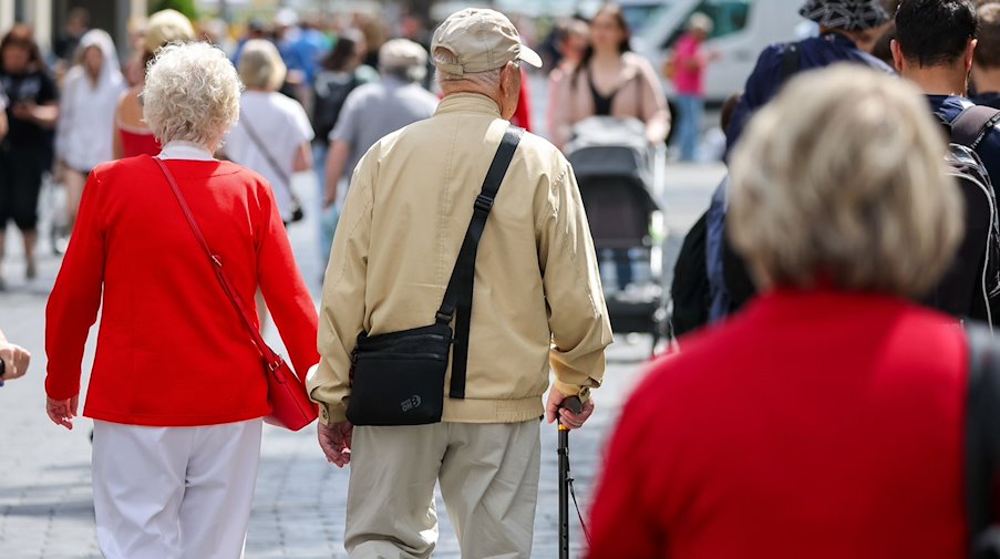 Senioren gehen durch die Leipziger Innenstadt. / Foto: Jan Woitas/dpa