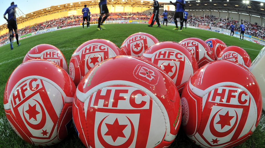 الكرات الكروية التي تحمل شعار نادي Hallescher FC على العشب. / صورة: Hendrik Schmidt / dpa-Zentralbild / dpa