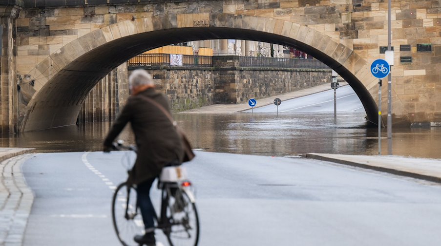 The bank of the terrace below the Augustus Bridge is flooded by the Elbe / Photo: Robert Michael/dpa