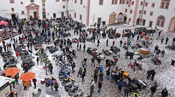 Besucher des Wintertreffens der Motorradfahrer im Innenhof von Schloß Augustusburg. / Foto: Sebastian Willnow/dpa