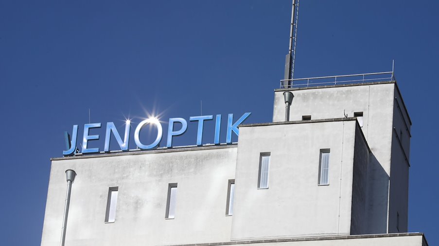 Die Sonne spiegelt sich im Schriftzug «Jenoptik» auf dem Dach des Verwaltungsgebäudes. / Foto: Bodo Schackow/dpa/Symbolbild