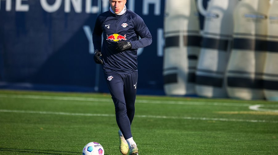 Leipzigs Spieler Willi Orban trainiert separat auf den Platz. / Foto: Jan Woitas/dpa