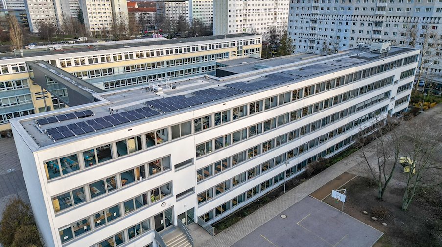 تم تثبيت نظام طاقة الشمس الكهروضوئية على سقف مدرسة في ليبزيغ. / صورة: يان فويتاس / تابعت دبا