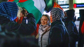 تشارك الناشطة البيئية السويدية غريتا ثونبرغ في تظاهرة مؤيدة للفلسطينيين في لايبزيغ. / صورة: رائك شاشا / لفز / دبا