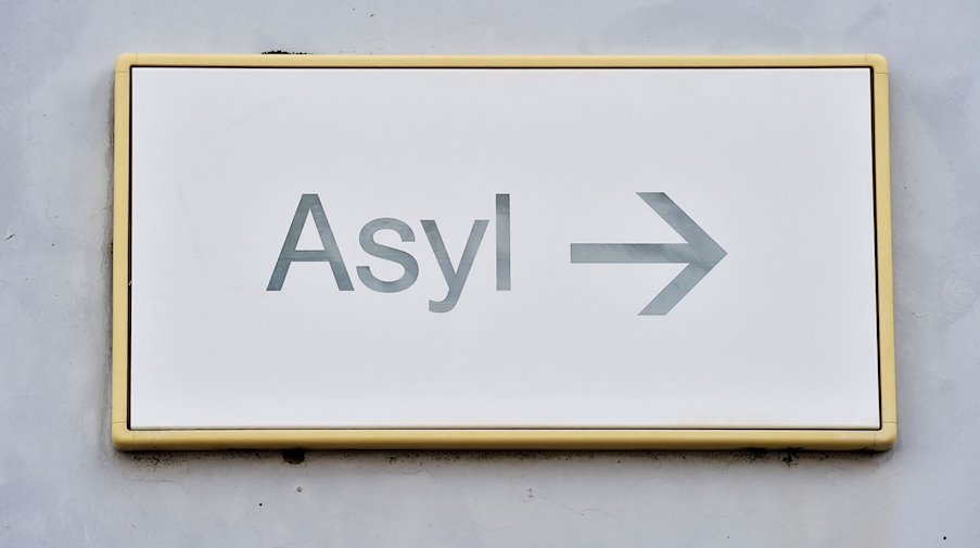 A sign reading "Asylum" hangs on a wall in the state reception center for asylum seekers (LEA) / Photo: Uli Deck/dpa/Archivbild