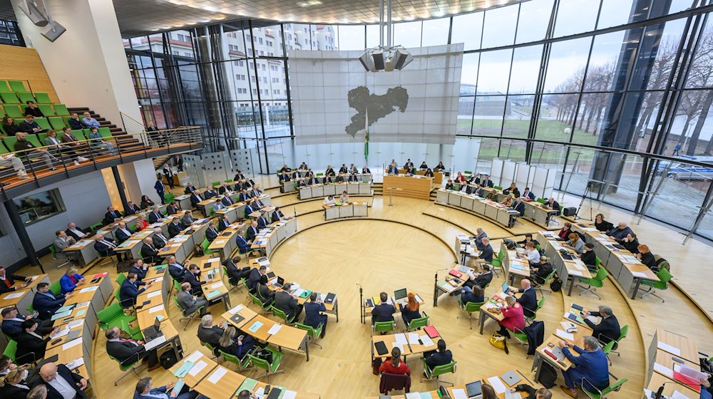 Blick in den Plenarsaal des Sächsischen Landtags während der Sitzung. / Foto: Robert Michael/dpa