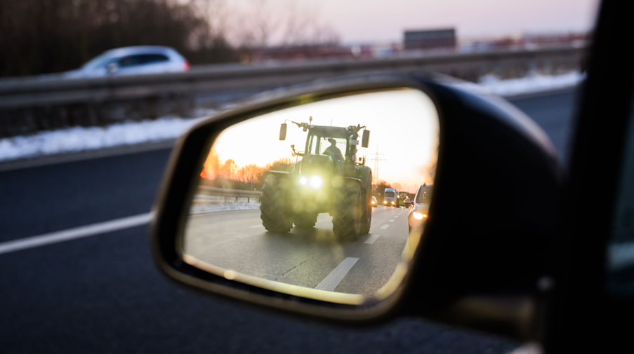 A tractor is reflected in a rear-view mirror / Photo: Julian Stratenschulte/dpa