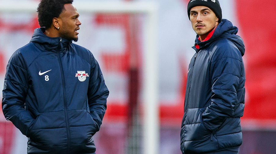 Soccer, Bundesliga, Matchday 17, RB Leipzig - Eintracht Frankfurt, Red Bull Arena: Leipzig's new signing Eljif Elmas (l) and Lois Openda stand in the stadium before the match / Photo: Jan Woitas/dpa/archivbild