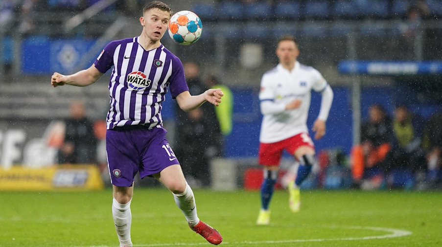 Aue's Erik Majetschak plays the ball / Photo: Marcus Brandt/dpa/Archivbild