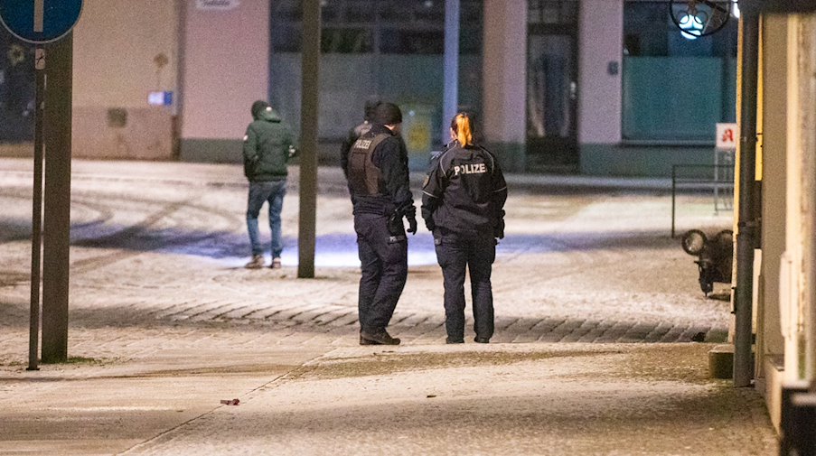 Polizisten stehen nach einer Auseinandersetzung auf dem Altmarkt in Bischofswerda. / Foto: Rocci Klein/Roccipix/dpa