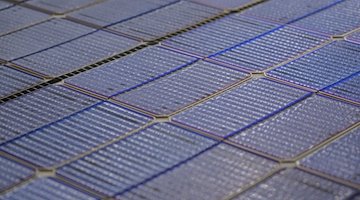 Un módulo solar es transportado al siguiente paso de trabajo en la línea de producción de Meyer Burger AG en Friburgo / Foto: Robert Michael/dpa