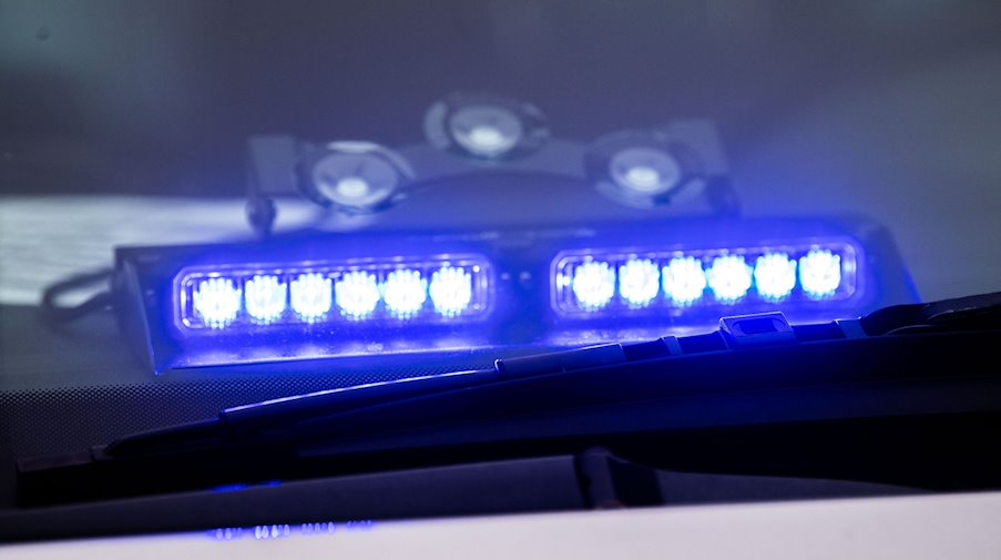 Una luz azul brilla bajo el parabrisas de un vehículo policial / Foto: Lino Mirgeler/dpa/Imagen simbólica