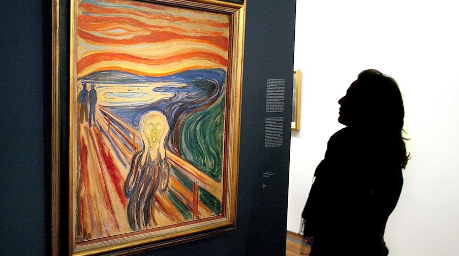 Eine Besucherin betrachtet das Gemälde «Der Schrei» von Edvard Munch. / Foto: epa apa Hans Klaus Techt/APA/dpa