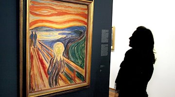 Eine Besucherin betrachtet das Gemälde «Der Schrei» von Edvard Munch. / Foto: epa apa Hans Klaus Techt/APA/dpa