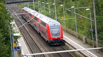 Un tren regional de Deutsche Bahn pasa por una estación de ferrocarril / Foto: Jonas Walzberg/dpa/Imagen simbólica