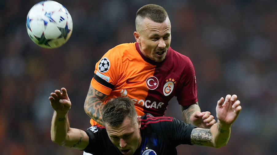 Angelino (above) from Galatasaray Istanbul against Lukas Lerager from FC Copenhagen. / Photo: Francisco Seco/AP/dpa