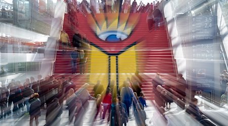 Visitors walk down a staircase with the Leipzig Book Fair logo. / Photo: Hendrik Schmidt/dpa/Archive image