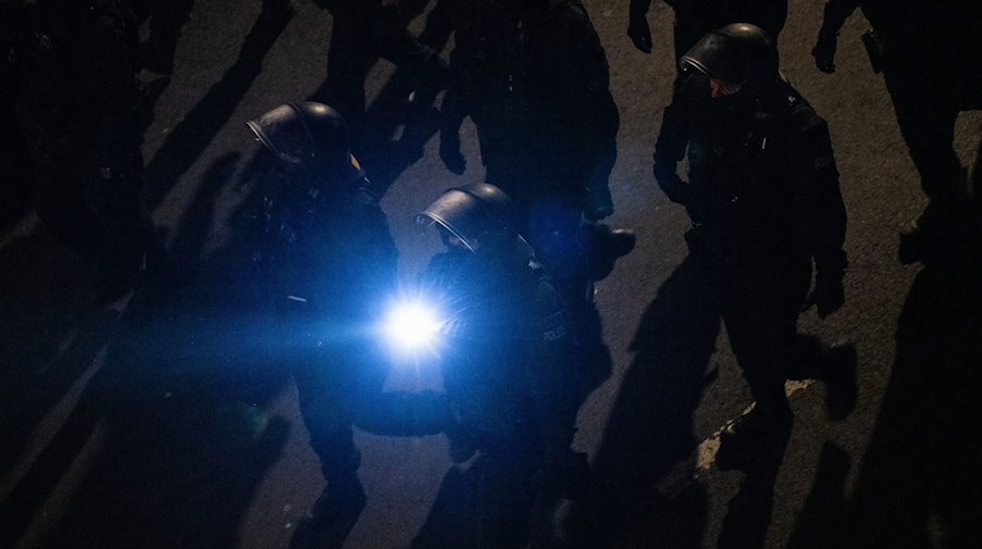 Поліцейські супроводжують демонстрацію правоекстремістського руху "Пегіда" та запалюють факел / Фото: Robert Michael/dpa/Archivbild