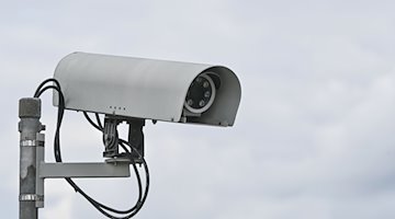 Eine Überwachungskamera vor bewölktem Himmel. / Foto: Patrick Pleul/dpa-Zentralbild/ZB/Symbolbild