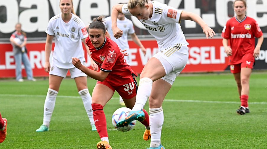 Lara Martí (i, 30), del Leverkusen, y Lea Schüller (d), del Múnich, luchan por el balón / Foto: Roberto Pfeil/dpa