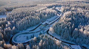 La pista de luge y bobsleigh de Altenberg está cubierta de nieve / Foto: Sebastian Kahnert/dpa