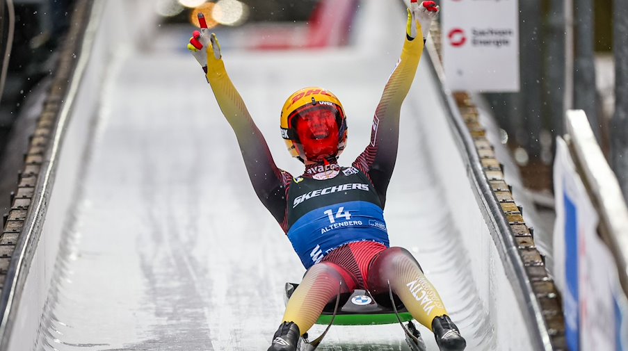 Die Rodlerin Julia Taubitz aus Deutschland jubelt nach ihrem Sieg im Sprint. / Foto: Jan Woitas/dpa