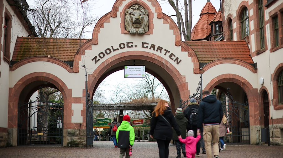 Besucher gehen zum Eingang des Leipziger Zoos. / Foto: Jan Woitas/dpa/Archivbild